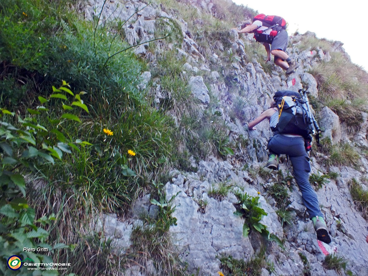 78 Dalle ripide roccette scendiamo con attenzione....JPG